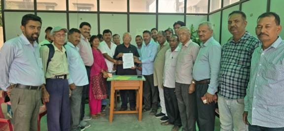 Villagers met MLA Bhagat on the issue of Damuwadhunga