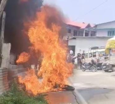 Moving bike caught fire, couple saved their lives by jumping