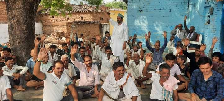 Cattle are roaming on the roads due to lack of Gaushala
