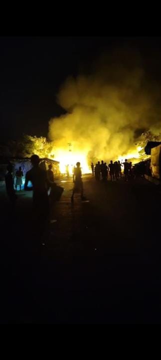 A hut caught fire under suspicious circumstances, four people got burnt due to cylinder explosion