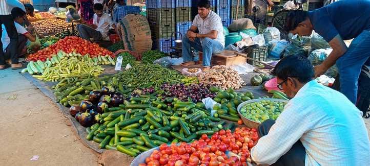 Vegetable prices fall, kitchen budget lightens