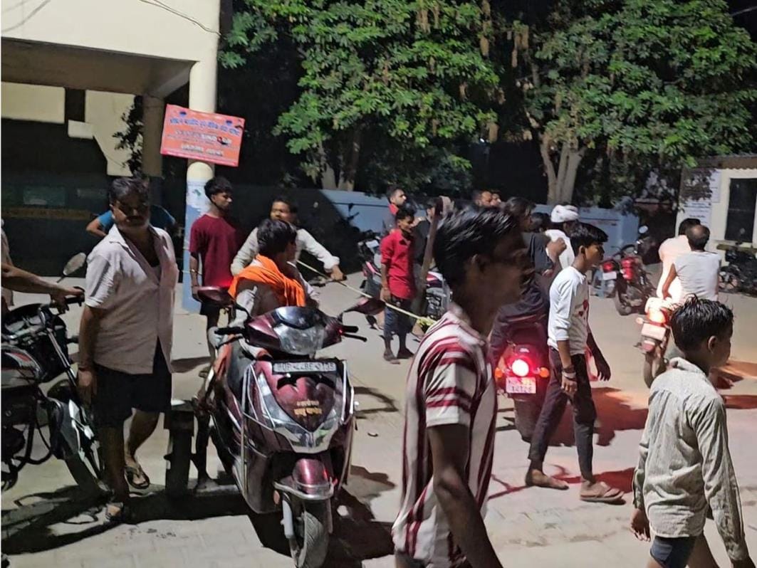 Stones pelted at the police team that arrived to arrest