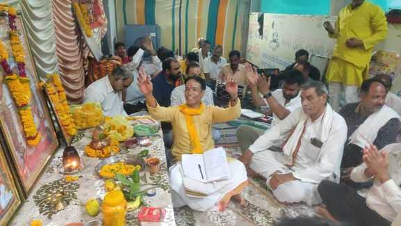 हनुमान चालीसा का पाठ करते हुए भक्तगण