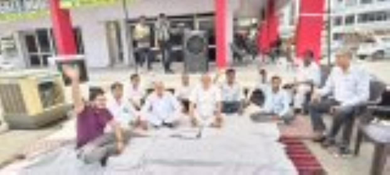 Indefinite dharna started against opening of liquor shop in Maharaja Agrasen Market