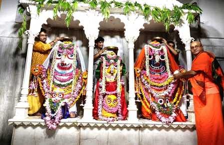 Thakurji was bathed with 108 pots during Jal Yatra Mahotsav