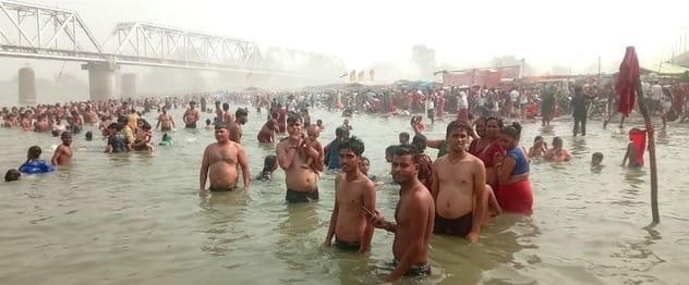 On the second day of Jyeshtha Purnima, devotees gathered to take bath in Ganga