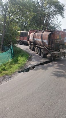 A truck loaded with tar broke down at a sharp turn, causing a traffic jam