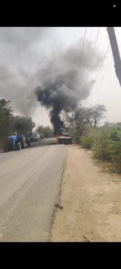 A moving car caught fire on Vrindavan Expressway