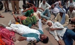 Tired of power cuts, villagers blocked the highway by lying down