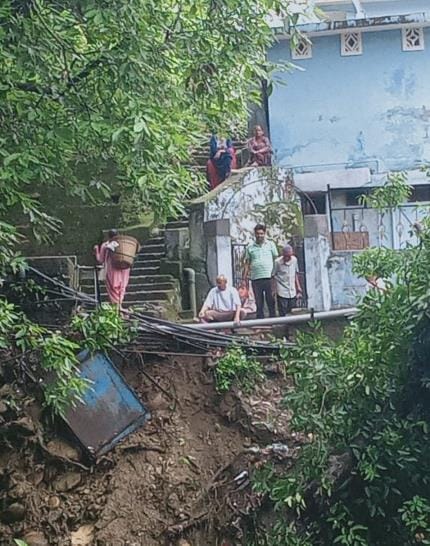 Trouble due to rain, two houses in danger due to landslide in Satyalgaon