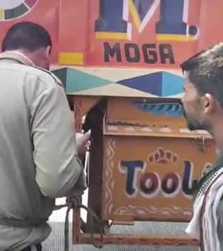 रस्सी से बांधा गया कर्मचारी