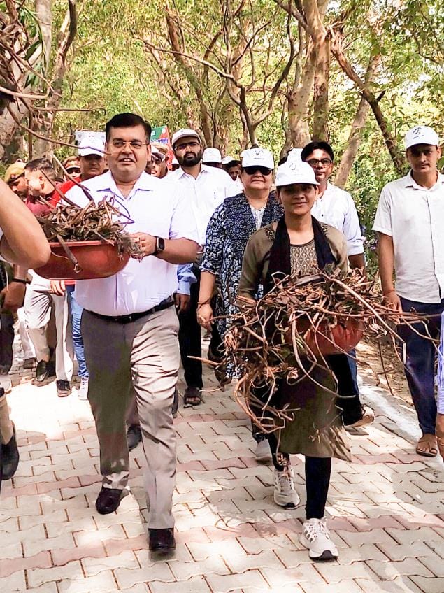Divisional Commissioner, DM and CDO removed water hyacinth, carried garbage on their heads