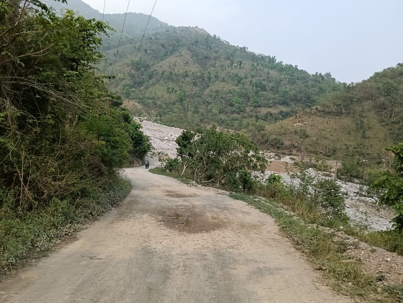 Kandela-Adwad-Rajpur road is not paved even after 20 years