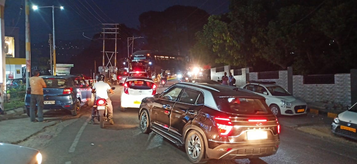 Volvo buses run amok at night, tourist capital coming to a standstill due to traffic jam