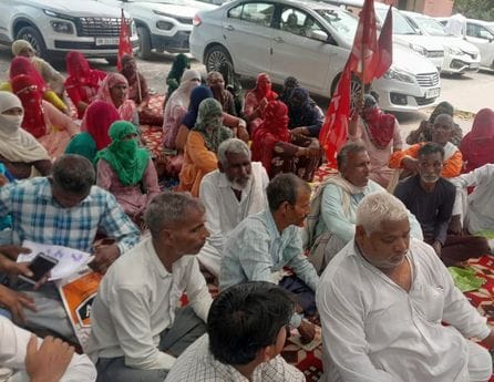 MNREGA workers' protest continues against the misbehavior with the Mate