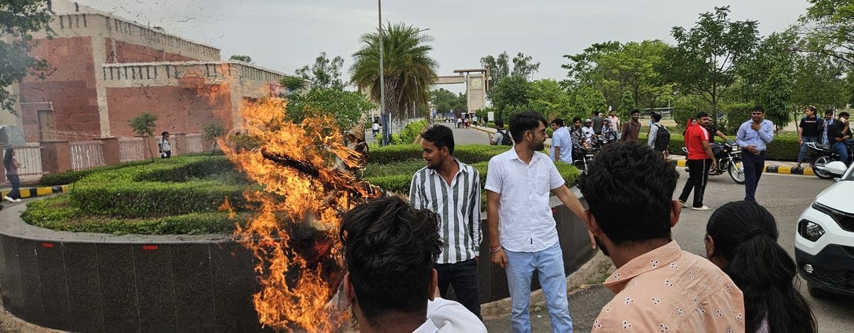 NSUI burnt the effigy of the Vice Chancellor of Hisar University