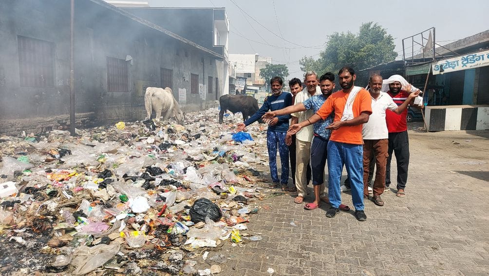 Due to the negligence of the Nagar Palika, LIC road has become a dumping zone, people are angry