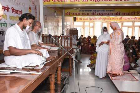 Labdhi Jain did alms collection from seven houses including his parents