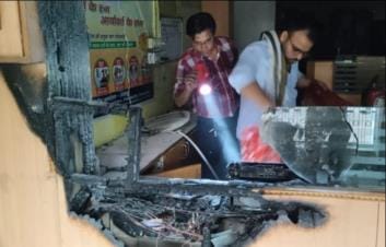A bank caught fire due to a short circuit, villagers extinguished it