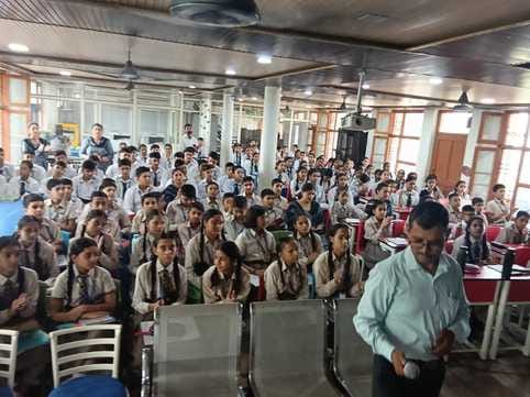 Anveshika Physics Yatra reached Barthi to make physics interesting