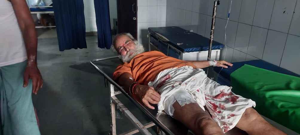 अस्पताल में भर्ती घायल सुशील ठाकुर।