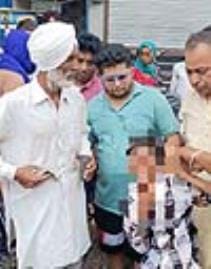 A child took out money from the pocket of a farmer drinking water, people caught him