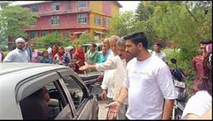 Villagers got angry on blocking of water pipe, surrounded JE, police had to be called