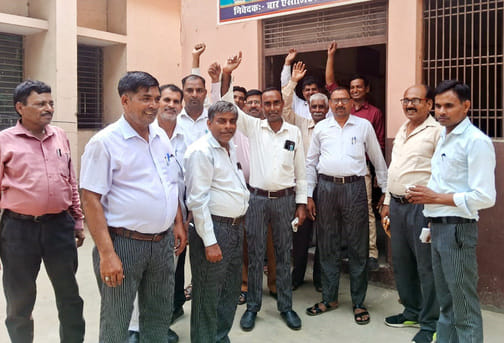 Lawyers protested against the Tehsildar