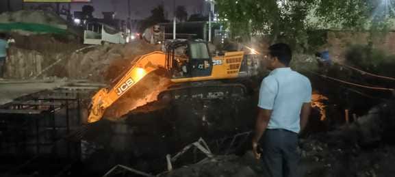 The Municipal Commissioner inspected the road under construction of CM Grid Scheme late at night