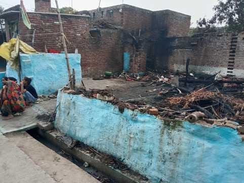 Fire broke out in the thatched roof, causing loss of about 80 thousand rupees
