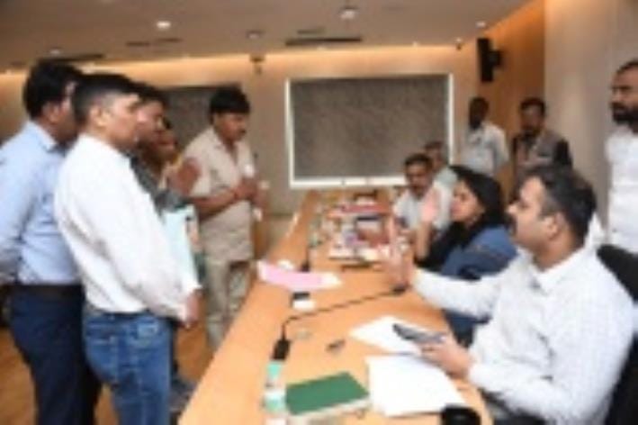 The officers gave assurances to the people who came with their complaints