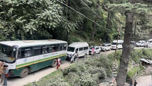 Thousands of tourists reached Manali-Leh road in a few days after it opened