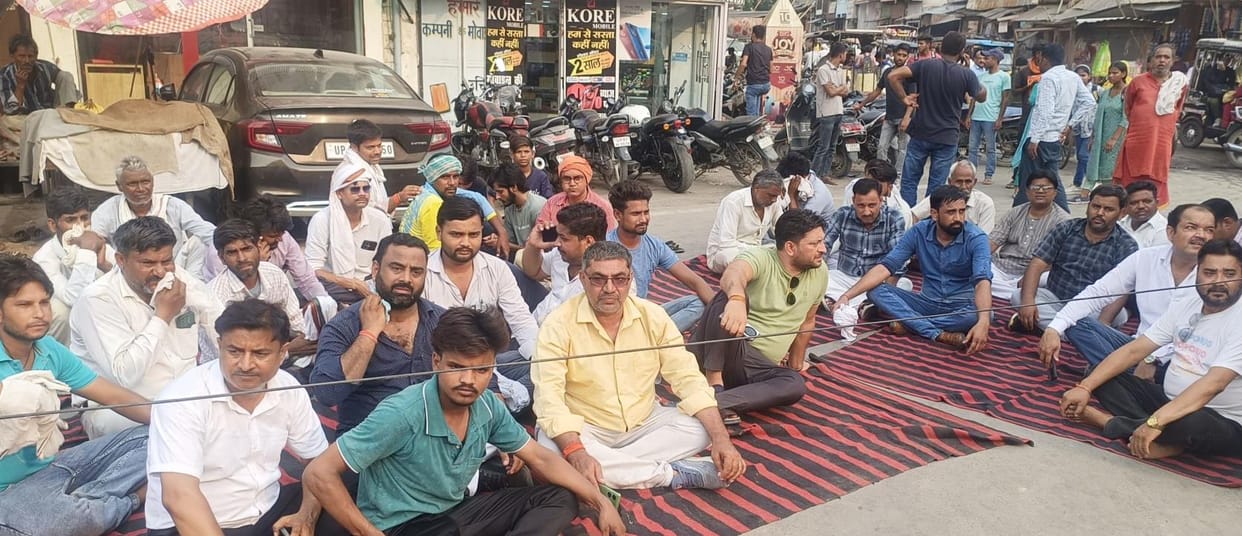 kasganj news shopkeeper beaten