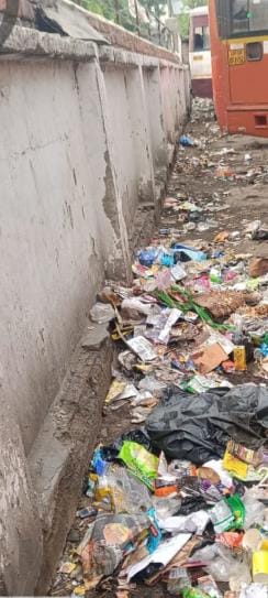 Cleaning work at Kaiserbagh bus stand stuck, garbage piled up
