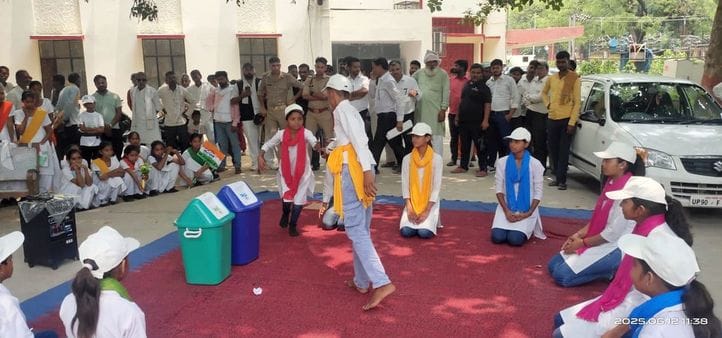 Students gave the message of cleanliness through street play