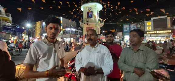 पैदल चलते केंद्रीय मंत्री।