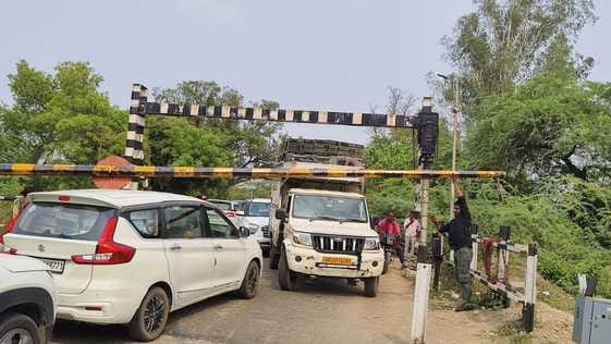 Car-auto collided with railway gate, jam for one hour