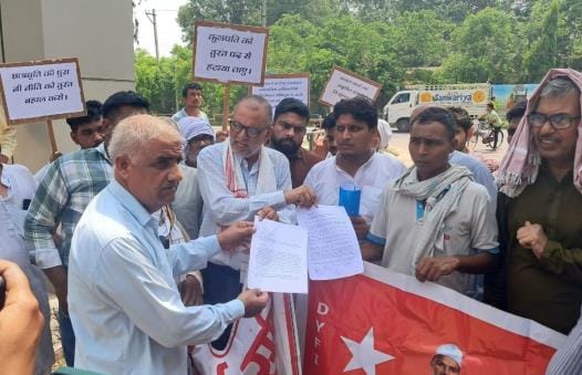 Silent protest held against police lathi charge on students at HAU and the merger of B.Ed colleges.
