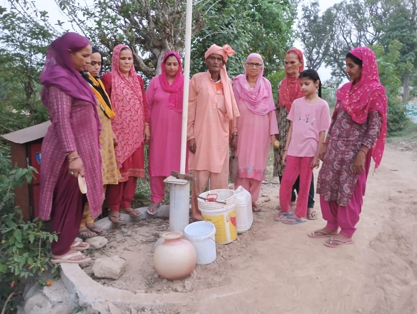 People troubled by the shortage of drinking water protested by keeping empty utensils