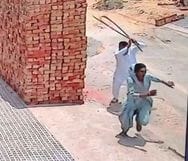 Young men wearing women's clothes entered the house with the intention of looting