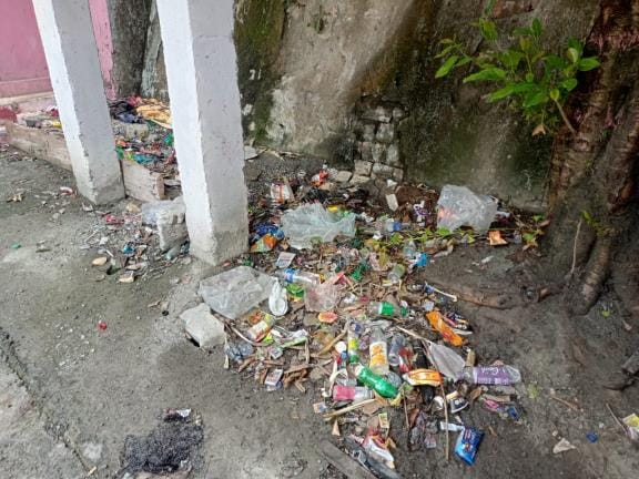 The garbage of Bhagirathi ghat is polluting the Saryu river