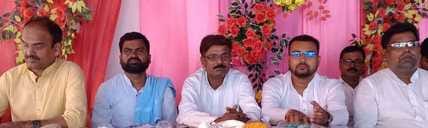 भाजपा की ओर से जारी तस्वीर। (कंधे पर तोलिया लिए सिंहेश्वर विधायक, उनके दाएं में सत्य नारायण शर्
