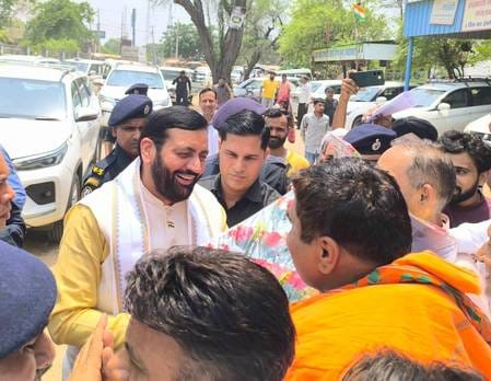 CM stopped the convoy in Bhuna, discussed development work with the people