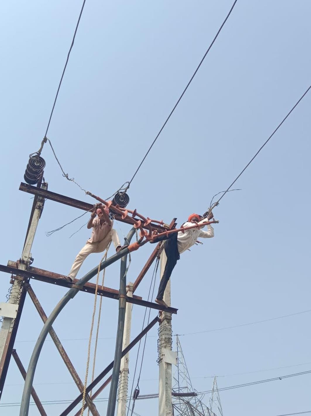English   Supply stalled for 11 hours in 40 villages, 50 thousand residents disturbed