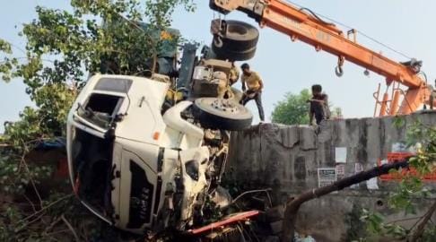 Truck hangs after breaking the railing of the flyover... traffic disrupted for five hours