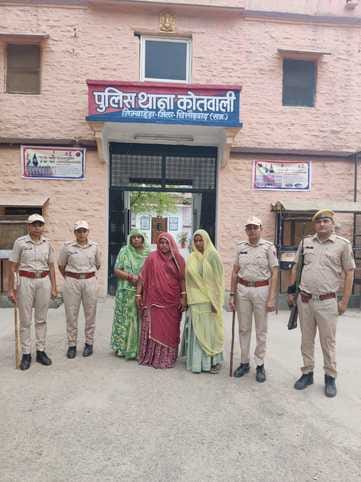 ठगी के मामले में गिरफ्तार तीन महिलाएं