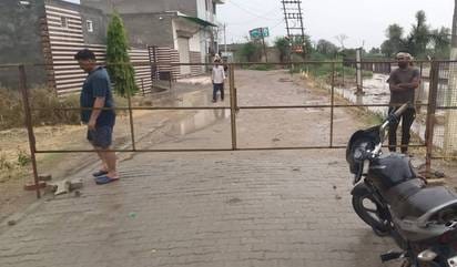 Bhirdana Bhuthankalan road was closed by installing iron grill