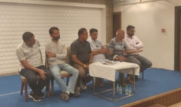 जिला क्रिकेट संघ में विवाद को लेकर अपना पक्ष रखते पदाधिकारी।