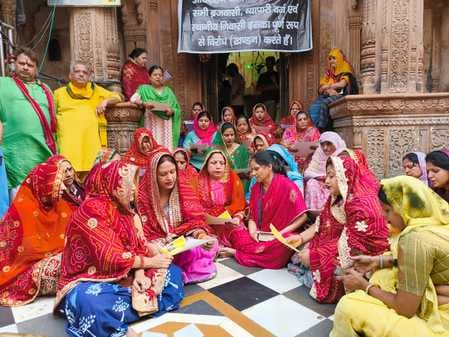 Goswami women recited Shri Haridas Namavali