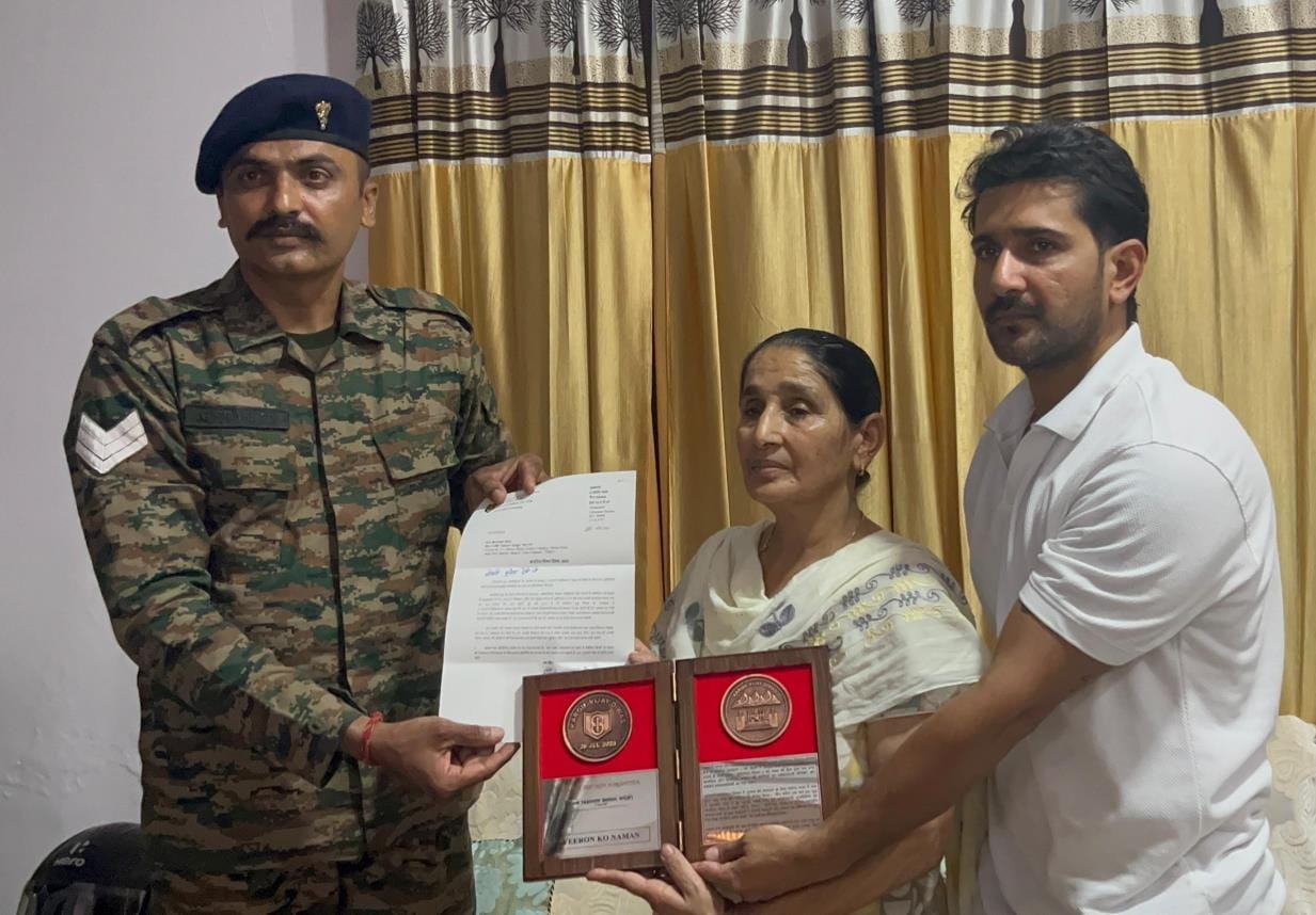 Kargil martyr Yashveer Singh's wife honored